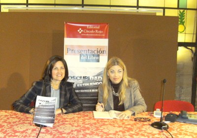 Helena Ríos con la profesora de Lengua y Literatura, Eulalia López, durante la presentación de su libro 'Oscuridad y Estruendo', en Alcalá la Real (Jaén)