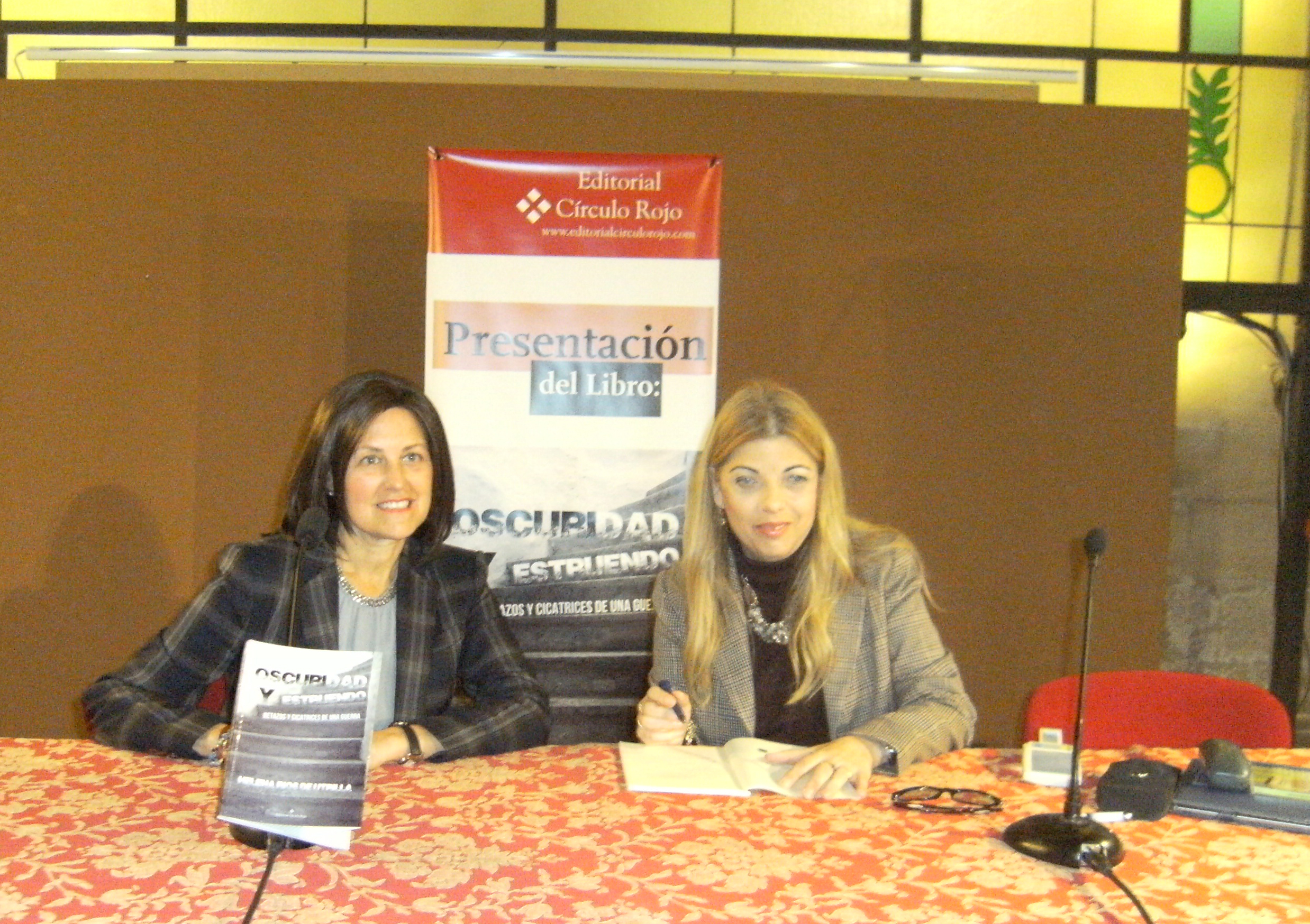 Helena Ríos con la profesora de Lengua y Literatura, Eulalia López, durante la presentación de su libro 'Oscuridad y Estruendo', en Alcalá la Real (Jaén)