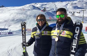 Jon Santacana (a la izquierda) y Miguel Galindo posan en las pistas cargados con sus esquís