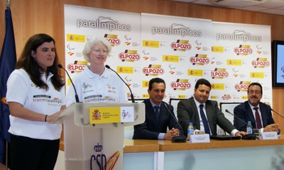 Las dos jóvenes trainers paralímpicas presentan el convenio con ElPozo, en presencia de los responsables de la empresa, del Comité Paralímpico y del CSD