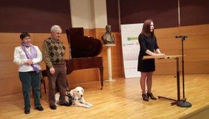 Lectura en braille sobre el escenario a cargo de tres afiliados alicantinos