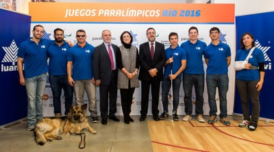 Los representantes del Comité Paralímpico y de Luanvi presentan el acuerdo acompañados por un grupo de atletas de nuestro equipo nacional
