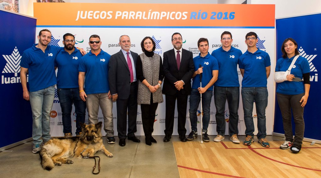 Los representantes del Comité Paralímpico y de Luanvi presentan el acuerdo acompañados por un grupo de atletas de nuestro equipo nacional