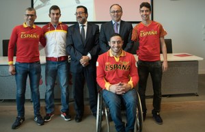 Los responsables de ONCE e Iberia, con un grupo de atletas paralímpicos, tras suscribir el acuerdo