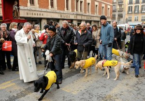 Un grupo de cachorros de la Escuela de la FOPG son bendecidos ante la Iglesia de San Antón