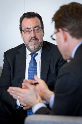 Katainen conversando, con Miguel Carballeda al fondo
