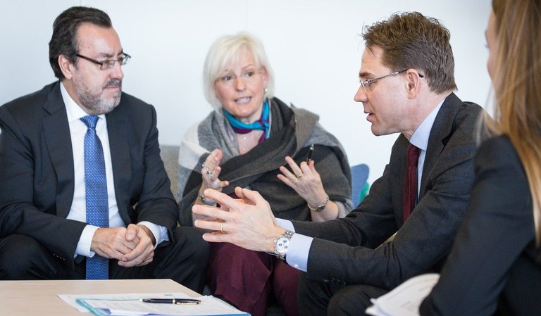Katainen (a la derecha) y Carballeda dialogan, en presencia de una traductora