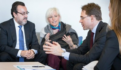 Katainen (a la derecha) y Carballeda dialogan, en presencia de una traductora