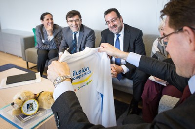 Katanien recibe una camiseta de ONCE, Fundación e ILUNION