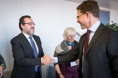 Katainen y Carballeda estrechan sus manos al final del encuentro