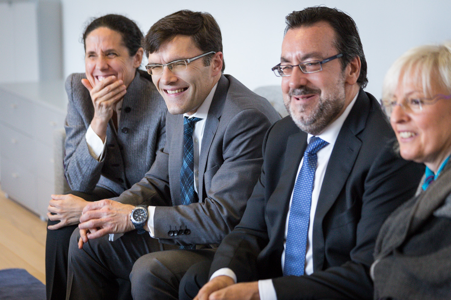 La delegación española, al completo, sentada en el despacho del vicepresidente europeo