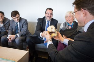 La delegación europea hizo entrega a Katanien de varios presentes; en la imagen un peluche de perro guía