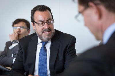 Miguel Carballeda se dirige a Katainen, con ALberto Durán al fondo