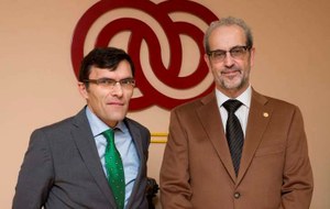 Alberto Durán (a la izquierda) y el rector de Salamanca, tras suscribir el acuerdo