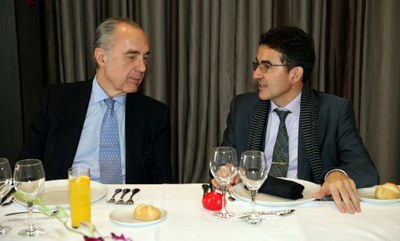 Andrés Ramos (a la derecha) conversa con el escritor Luis Alberto de Cuenca en el almuerzo en que se anunció el fallo de los jurados