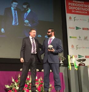 Candón recoge el premio que le ha concedido el periodismo deportivo andaluz, de manos de Cristóbal Martínez 