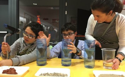 Dos niños afiliados experimentan en el laboratorio de Física