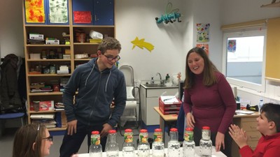 Un alumno prueba a experimentar con botellas rellenadas con diferentes niveles
