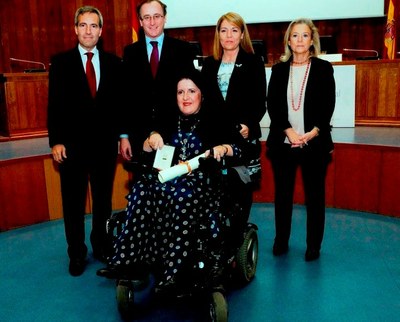 De izquierda a derecha, Alejandro Oñoro, el ministro Alonso, Noelia López (en silla), Susana Camarero y Mª Jesús Fraile, tras la entrega del galardón