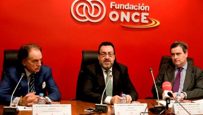De izquierda a derecha, Carrascosa, Carballeda y Cardenal presentan el acuerdo