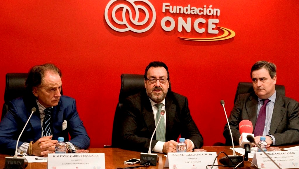 De izquierda a derecha, Carrascosa, Carballeda y Cardenal presentan el acuerdo