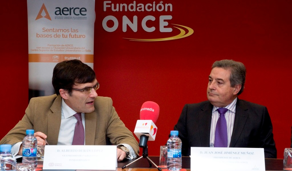 El presidente de AERCE (a la derecha) en el momento de firmar el convenio con Alberto Durán