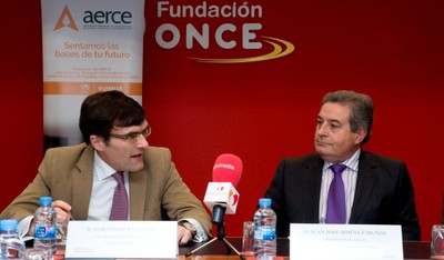 El presidente de AERCE (a la derecha) en el momento de firmar el convenio con Alberto Durán