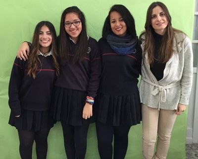 Ester Serrano y tres de sus alumnas del colegio Santamarca participantes en el Concurso Escolar