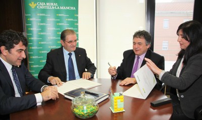 Firma del convenio entre la ONCE y el presidente de la Caja castellano-manchega