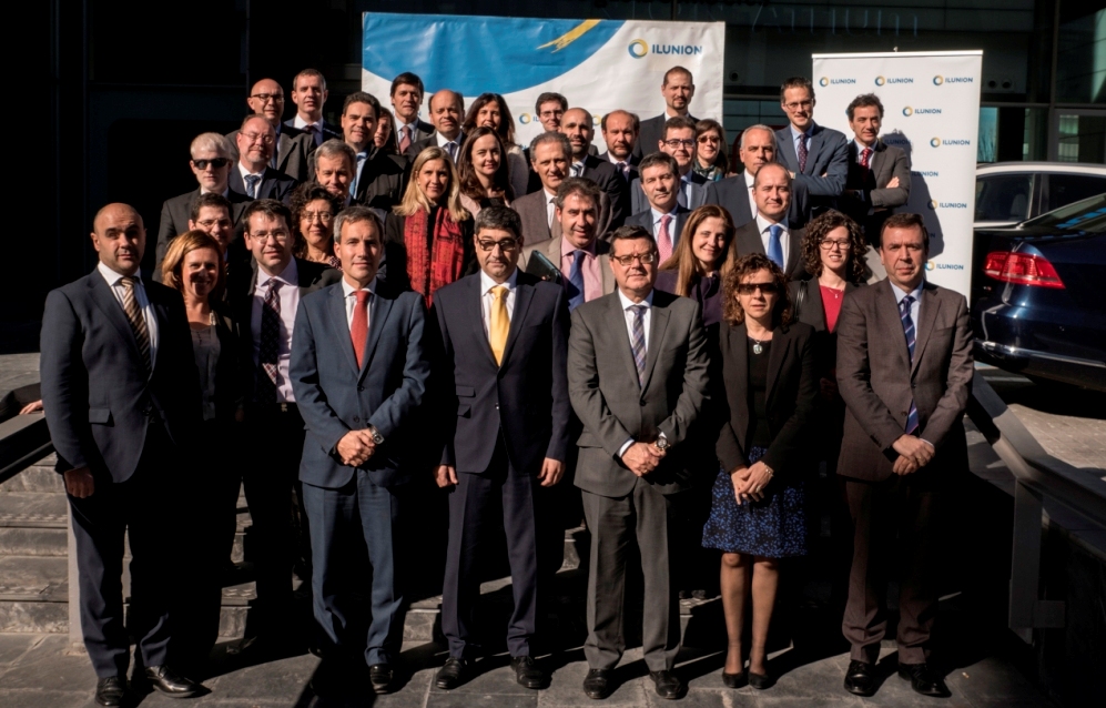 Foto de familia de la primera reunión de directivos de ILUNION con el vicepresidente de la ONCE José Luis Pinto