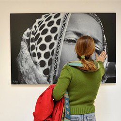Visitante observa al tacto una foto en relieve de Juan Torre