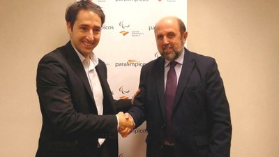 Ignacio González (a la izquierda) y Miguel Sagarra sellan el acuerdo con un apretón de manos