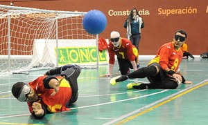 Imagen de archivo de una espectacular jugada defensiva del equipo español