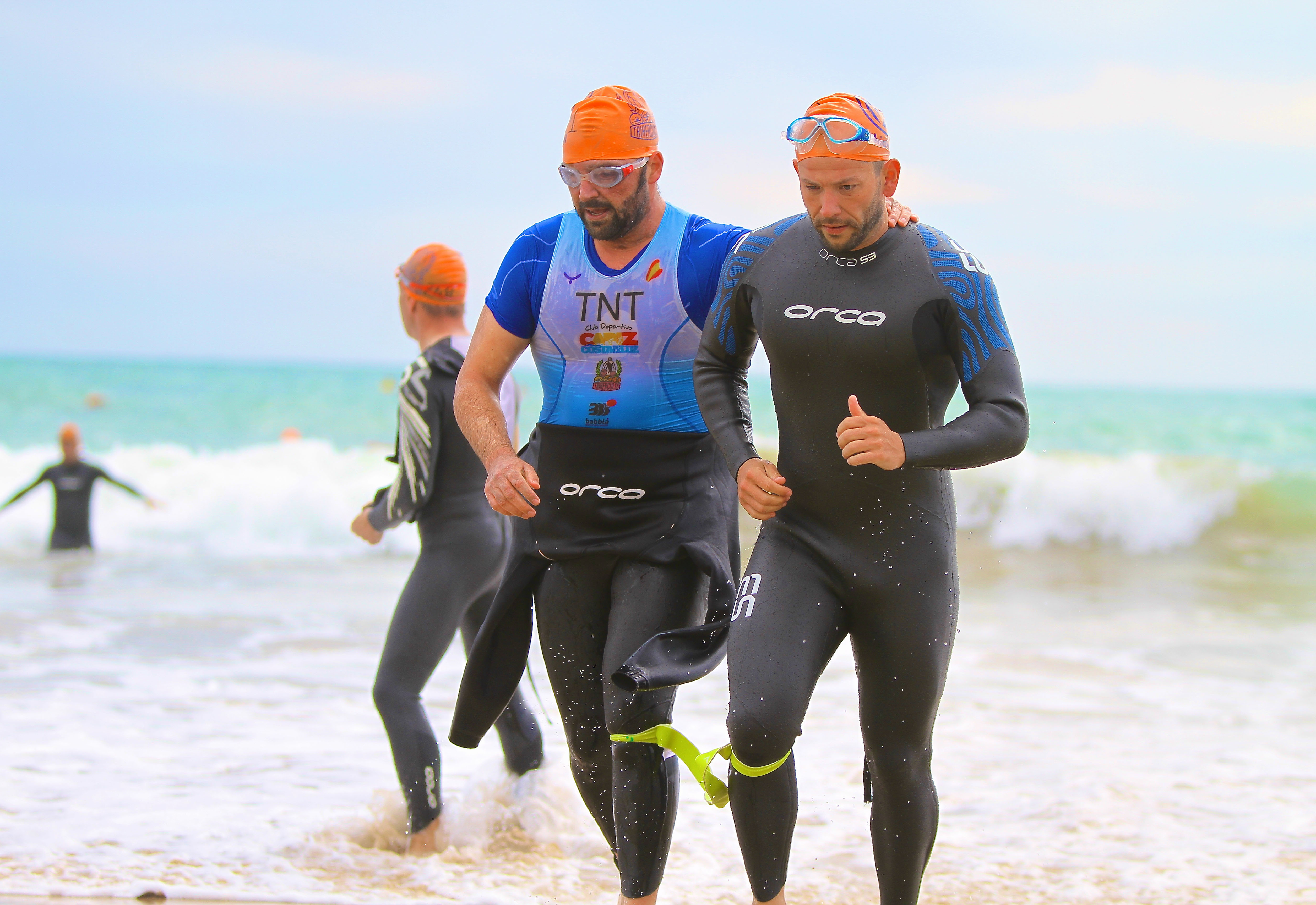 José Manuel Candón con su guía saliendo del mar