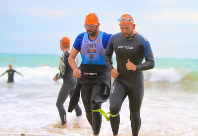José Manuel Candón con su guía saliendo del mar