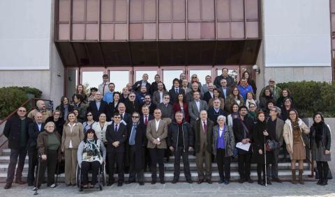 Los miembros de la Asamblea reunidos a la puerta del Centro Cultural y Deportivo de la ONCE en Madrid que acogió el encuentro