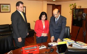 Los responsables de la ONCE en Canarias muestran a Carolina Darias una exposición de material escolar adaptado
