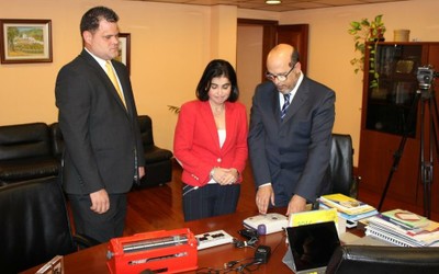 Los responsables de la ONCE en Canarias muestran a Carolina Darias una exposición de material escolar adaptado