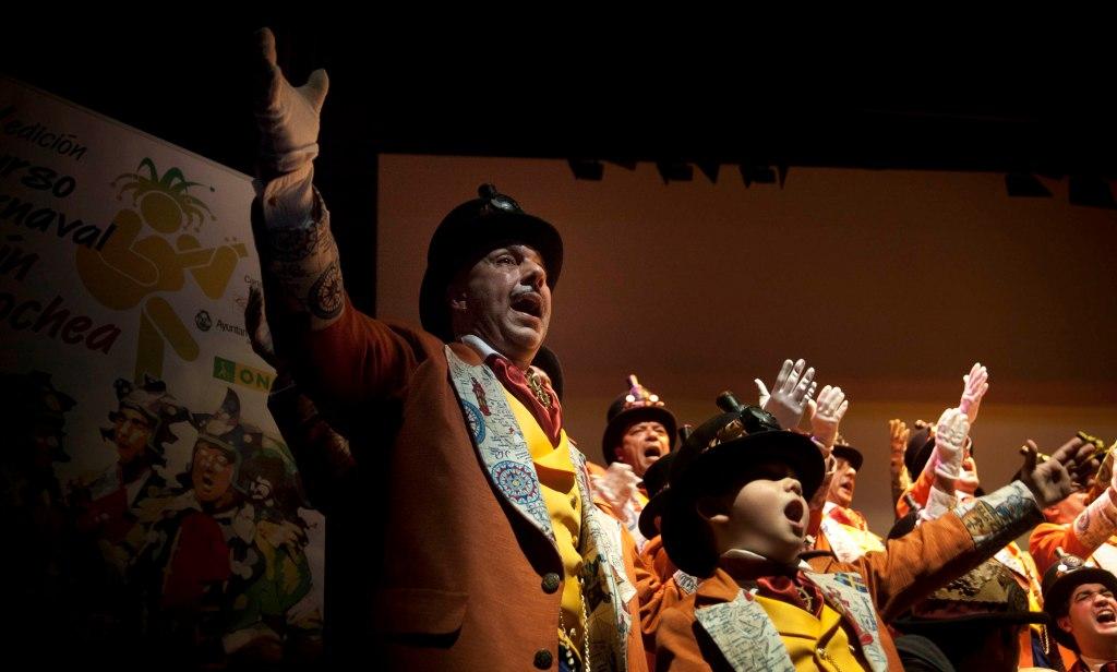 Actuación de la comparsa 'La vuelta a Cádiz en 80 mundos', ganadora del tercer premio