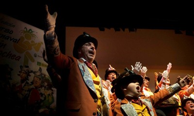 Actuación de la comparsa 'La vuelta a Cádiz en 80 mundos', ganadora del tercer premio