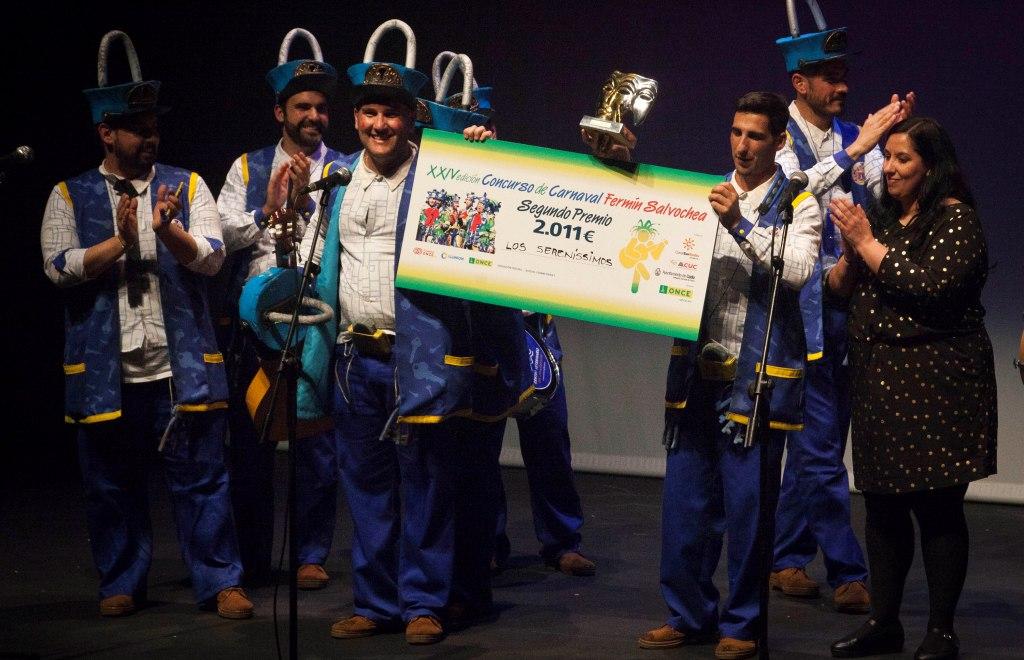 Ana Fernández entrega a 'Los serenísimos' el segundo premio del certamen