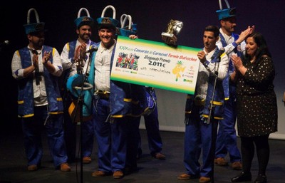 Ana Fernández entrega a 'Los serenísimos' el segundo premio del certamen