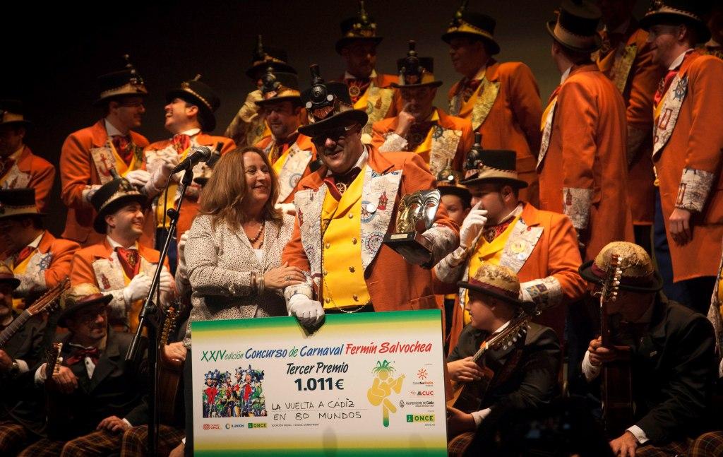 El grupo 'La vuelta a Cádiz en 80 mundos' recoge su galardón