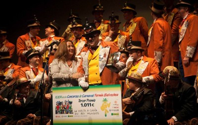 El grupo 'La vuelta a Cádiz en 80 mundos' recoge su galardón