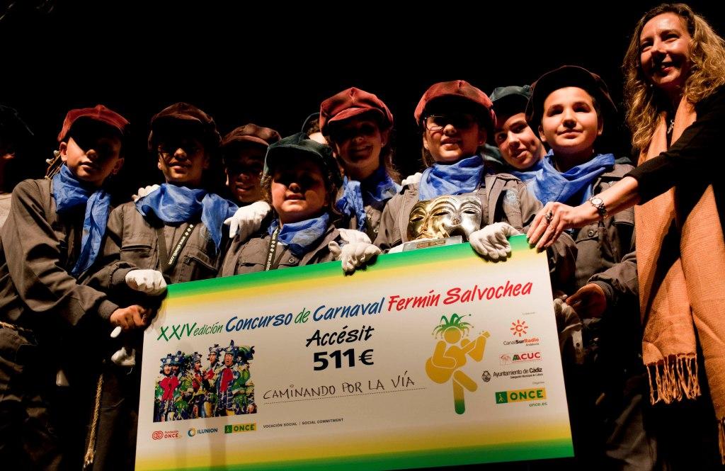 Los pequeños del grupo 'Caminando por la vía' recogen su accésit