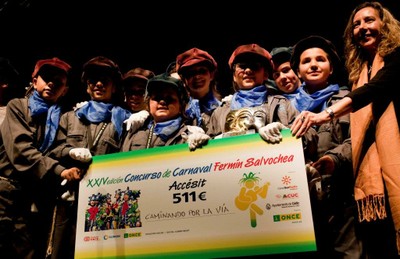 Los pequeños del grupo 'Caminando por la vía' recogen su accésit