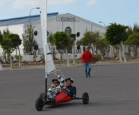 Un afiliado es instruido por un instructor sobre la técnica de manejo del carro