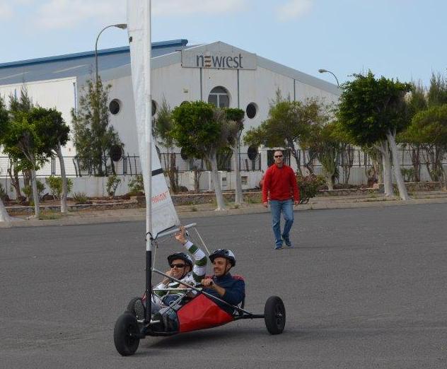 Un afiliado es instruido por un instructor sobre la técnica de manejo del carro