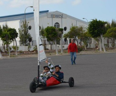 Un afiliado es instruido por un instructor sobre la técnica de manejo del carro