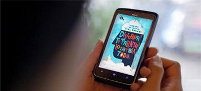Un joven consulta la web del Concurso Escolar desde su móvil